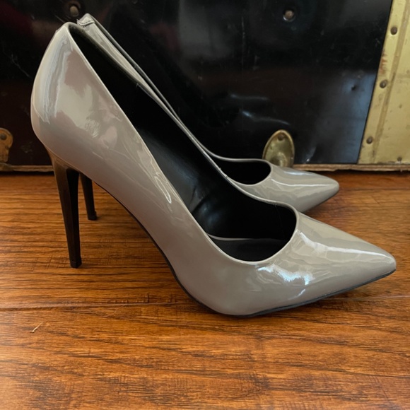 Le Chateau Faux Patent Leather Heels - Size 40 - Picture 5 of 6